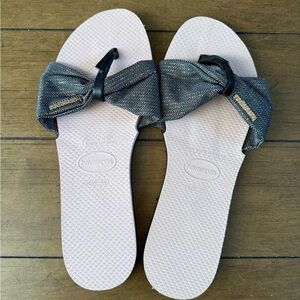 Havaianas Women's Light Pink Footbed Sandals with Metallic Gray Bow